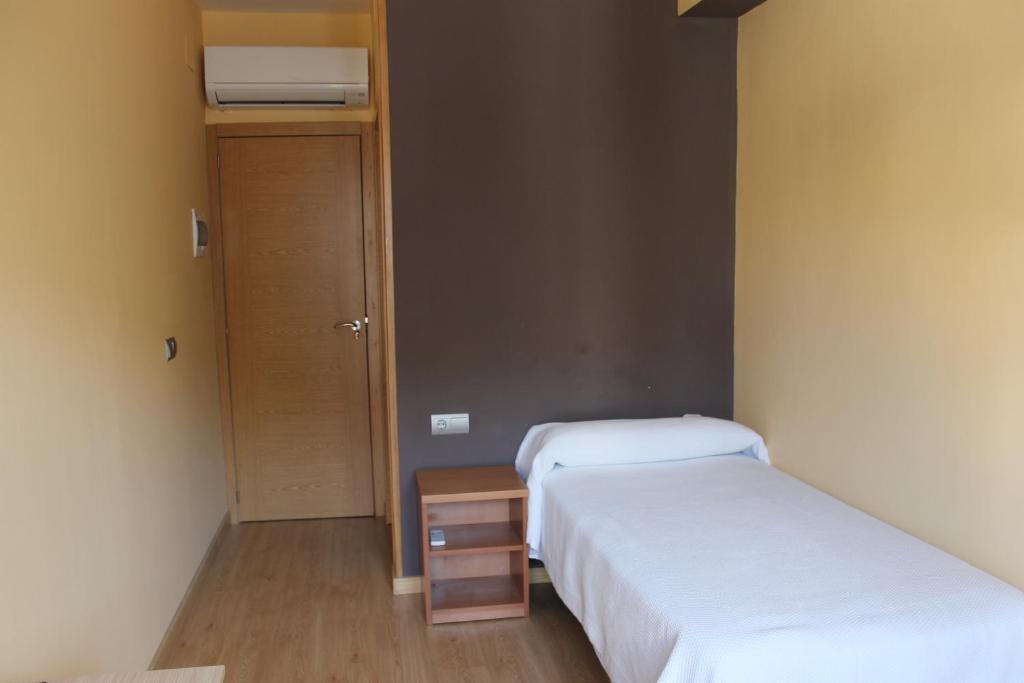 Postel nebo postele na pokoji v ubytování Hostal Cal Siles