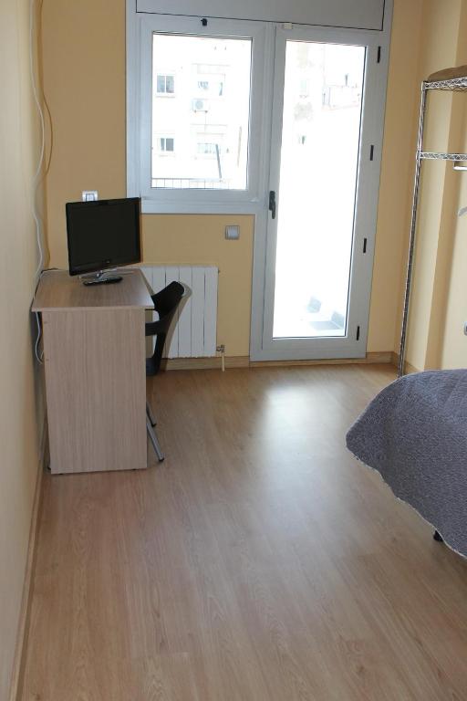 TV a/nebo společenská místnost v ubytování Hostal Cal Siles