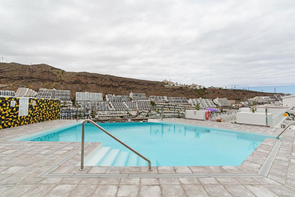 a large swimming pool on top of a resort at Alohe Puertorico View in Puerto Rico de Gran Canaria