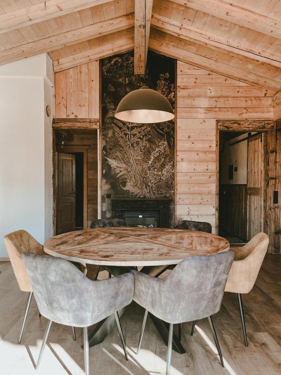 a dining room with a table and chairs at Ferienwohnung Katie in Hopfgarten im Brixental
