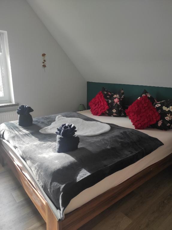 a bed with red roses on top of it at Sachsen Rosie in Hartmannsdorf