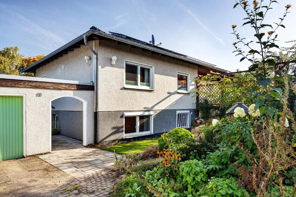 a house with a driveway and a garage at Ferienwohnung Lilly in Hofgeismar