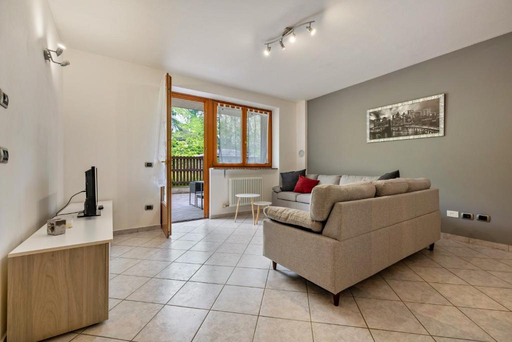 a living room with a couch and a television at Casa Valentina in Ledro