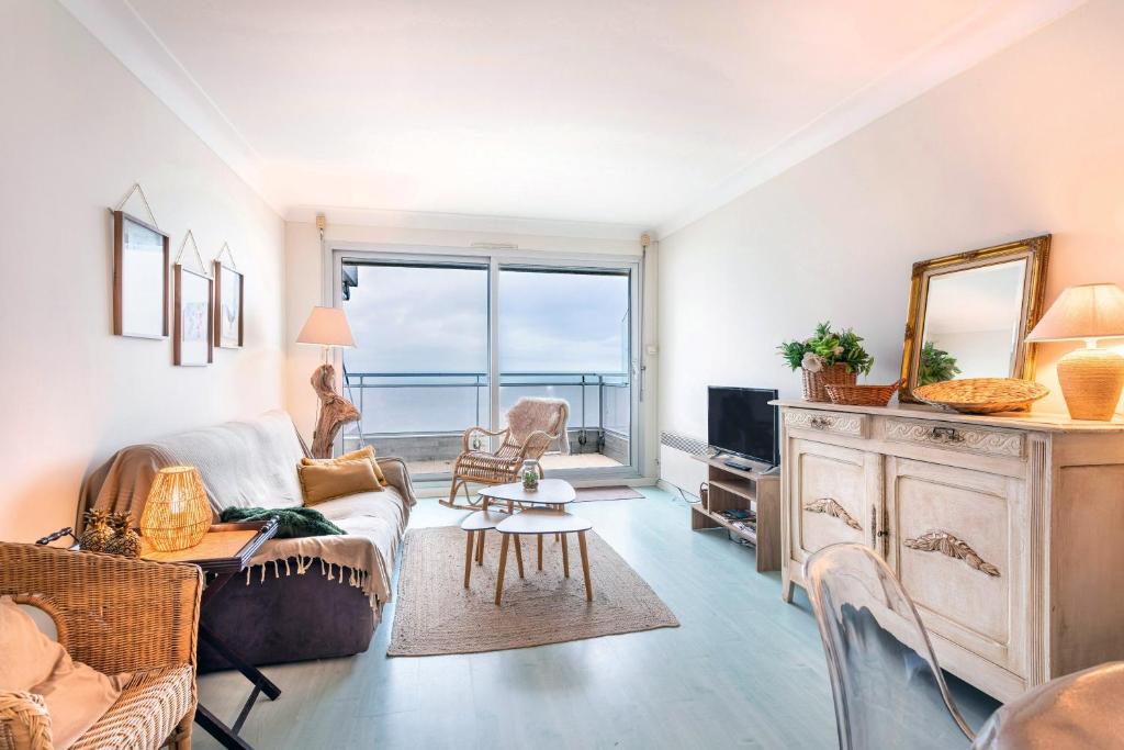 a living room with a view of the ocean at La Houle, appartement face mer in Les Sables-d'Olonne