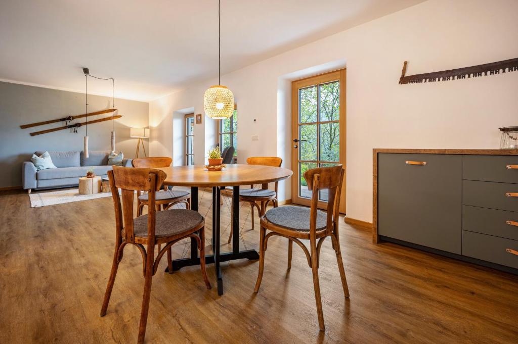 a kitchen and dining room with a table and chairs at Valentin36 Apartment Raschötz in Funes