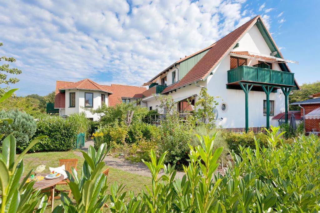 a house with a garden in front of it at Gästehaus Knuth Zinnowitz in Zinnowitz