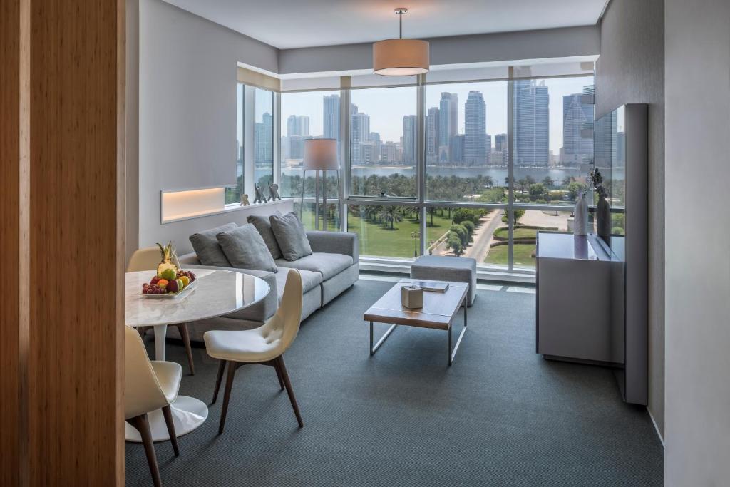 Un lugar para sentarse en The Act Hotel Sharjah