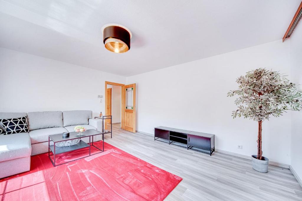 a living room with a couch and a table at Ferienwohnung Seenähe in Mattsee