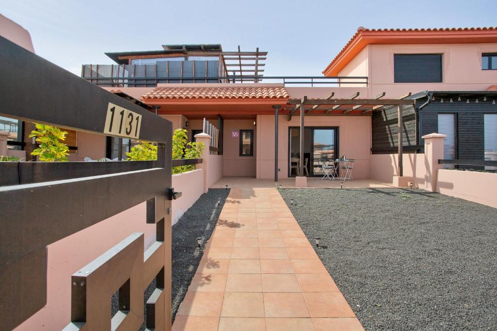 a house with a pathway in front of it at Villa Norteventura in Majanicho