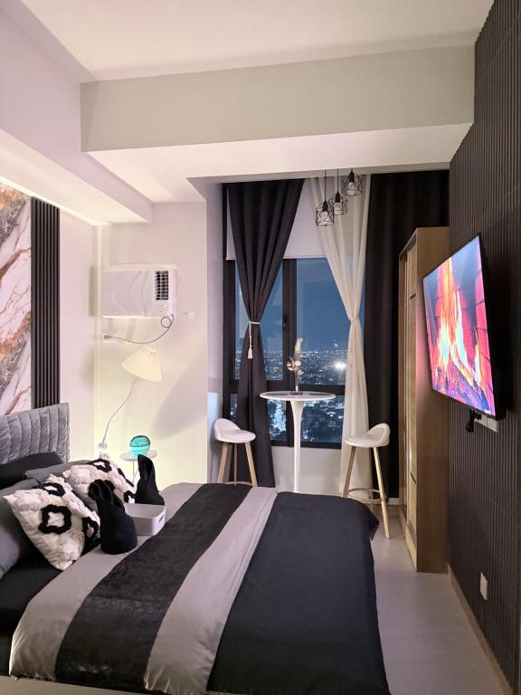 Cozy Condo Staycation in Quezon City near Sm North Trinoma Solaire with city lights view Images