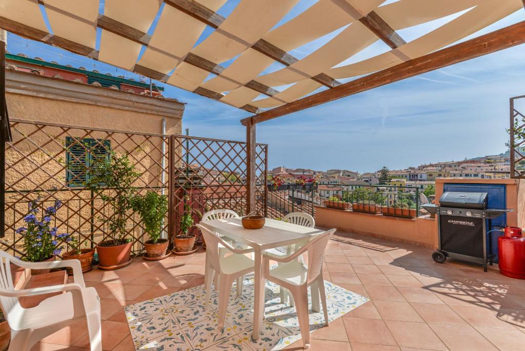 a patio with a table and chairs on a balcony at Casa La Torre in Capoliveri