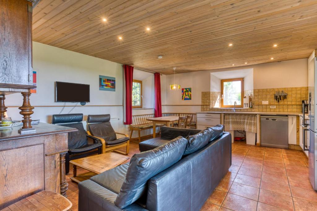 a living room with a couch and a table at Maison Citron in Aspiran