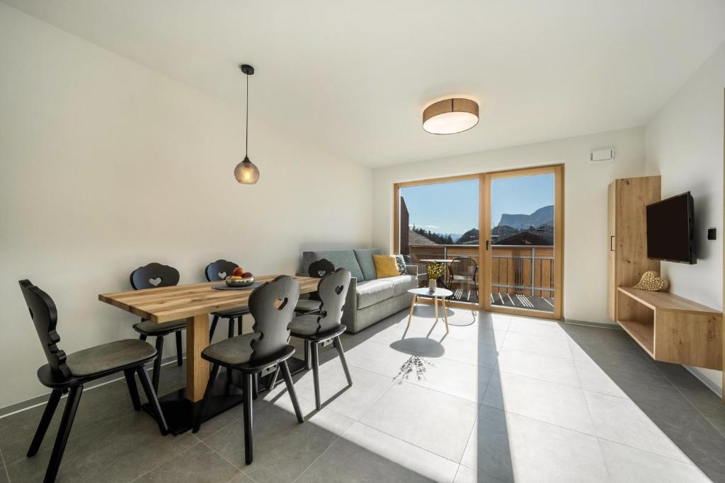 a living room with a table and chairs and a couch at sunnig Apartment Morgensonne in Vollan