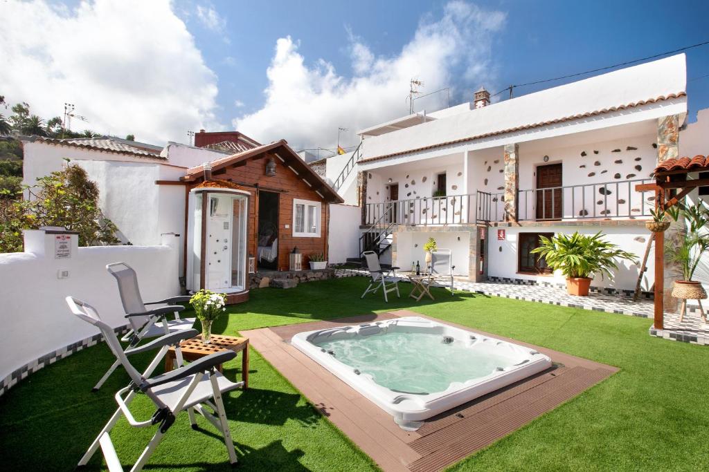 a backyard with a swimming pool and a house at los diablitos 2b - Ideal familias in San Juan de la Rambla