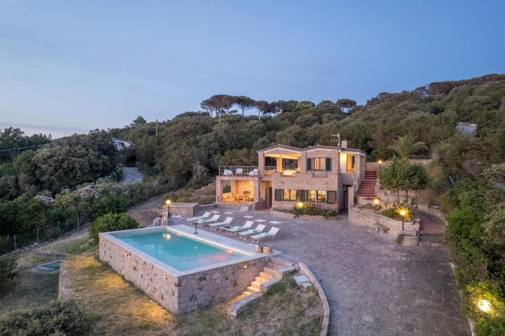 an aerial view of a house with a swimming pool at Villa Coral Bay in Alghero