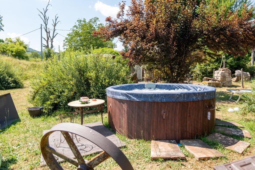 a large wooden tub in a yard with a table at Beb 1416 in Anghiari