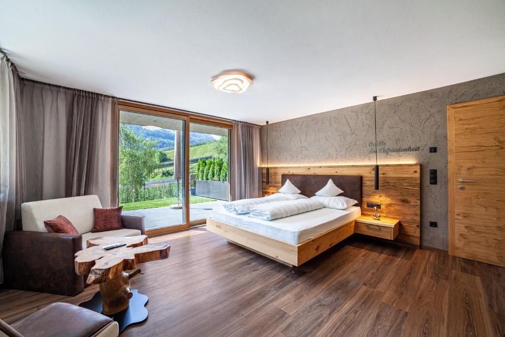 a bedroom with a bed and a living room with a couch at Chalet Riad 2 in Saltusio