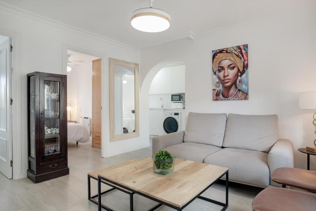 a living room with a couch and a table at Piso Acogedor Tarifa Centro in Tarifa
