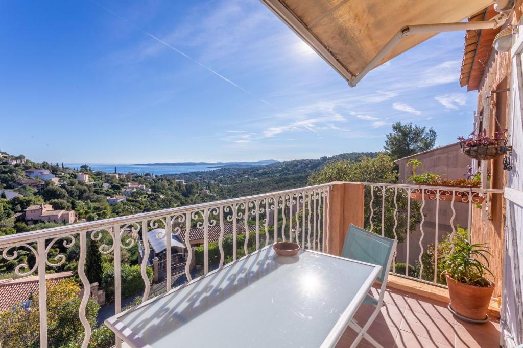 a balcony with a table and a view of the mountains at Chez Skadi in Roquebrune-sur-Argens