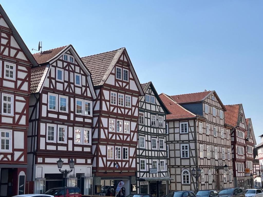 eine Reihe von Fachwerkhäusern in einer Stadt in der Unterkunft Casa-Sarah Ferienwohnungen in Homberg