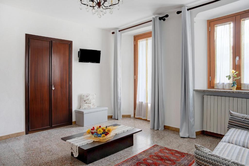 ein Wohnzimmer mit Sofa und Tisch in der Unterkunft Pin e cele in Dronero
