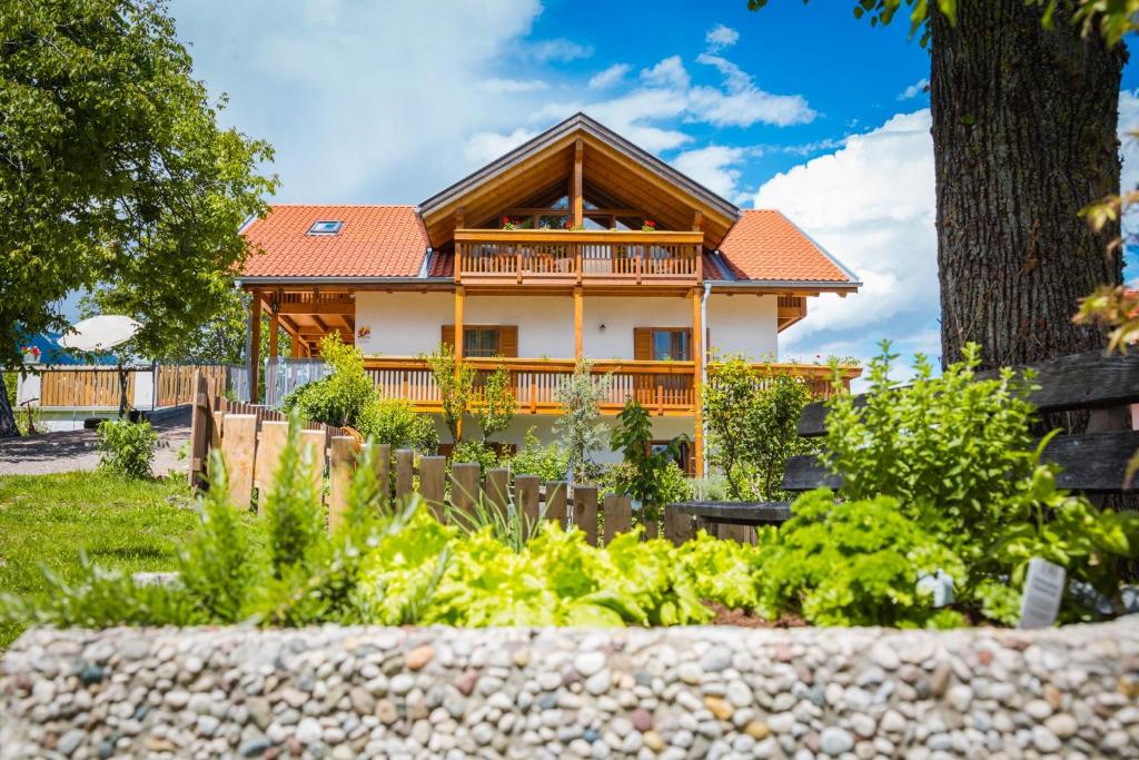 a house with a garden in front of it at Stettnerhof Wohnung Laugen in Vollan