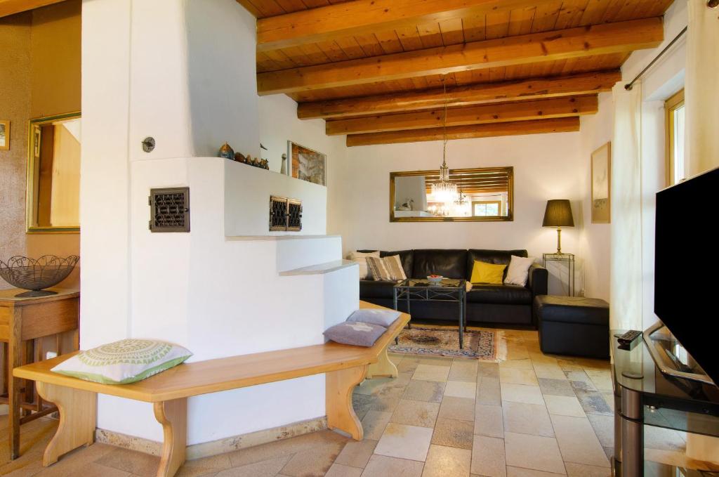 a living room with a table and a couch at Ferienhaus Reis in Ostrach