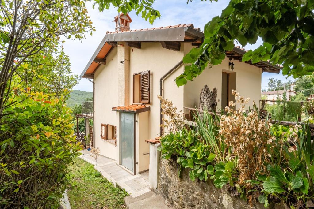 a house in the middle of a garden at Villetta Allegra in Prataccio