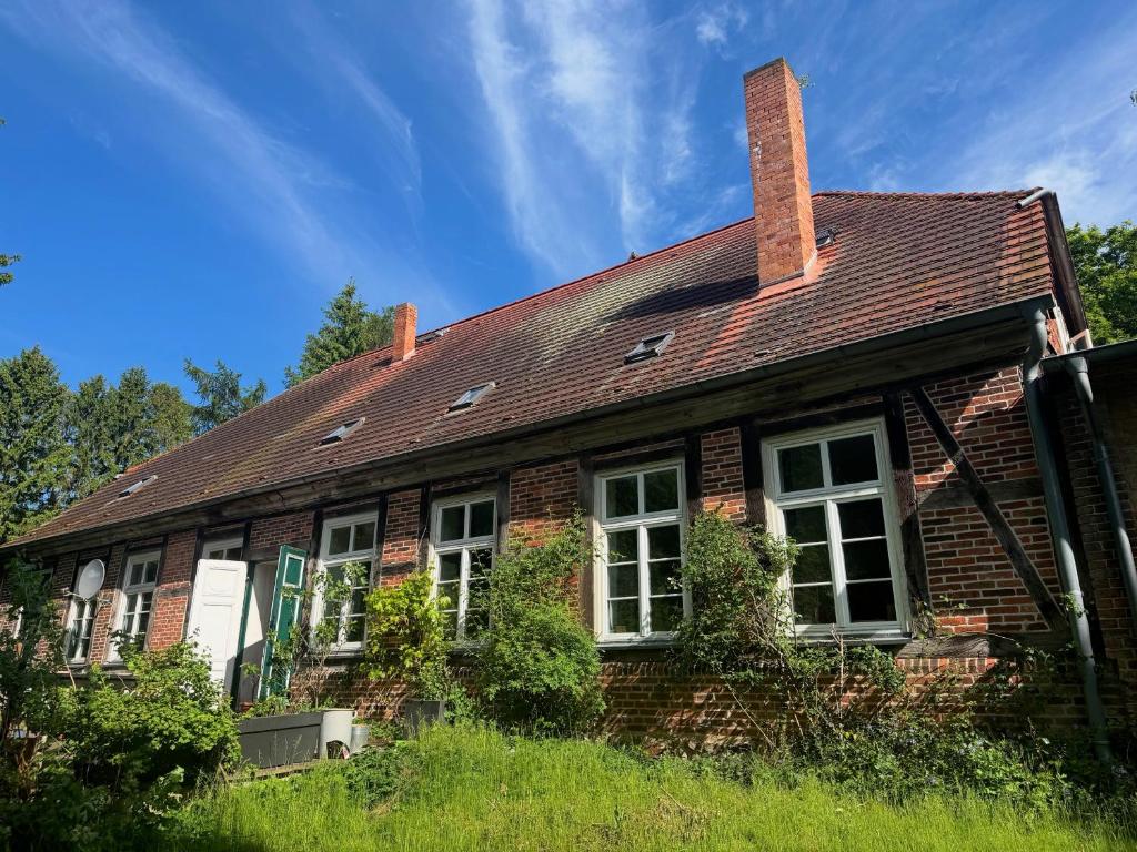 an old brick house with windows and a roof at Altes Polchower Pfarrhaus in Alt Polchow