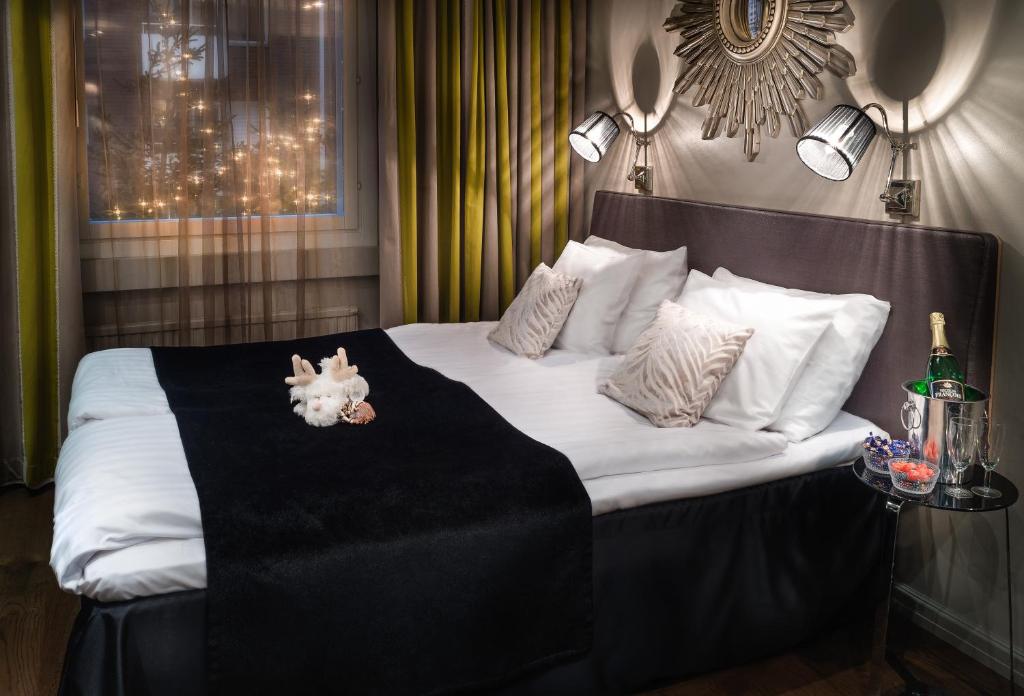 Postel nebo postele na pokoji v ubytování Arctic City Hotel