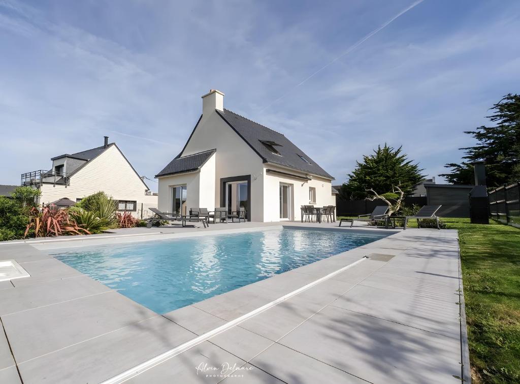 a house with a swimming pool in front of a house at Maison Ty Rhuys avec piscine in Saint-Gildas-de-Rhuys