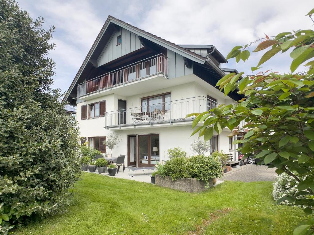 a white house with a black roof at Lieblingsnest in Grübels