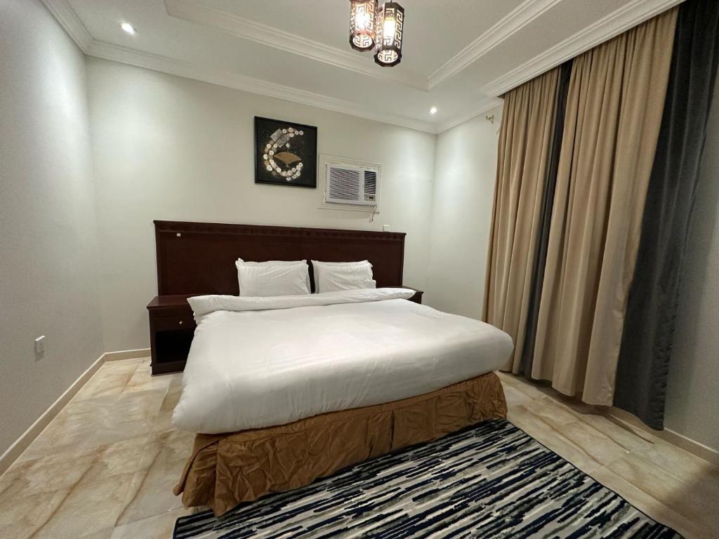 a bedroom with a large bed with white sheets at شقة المطيري in Jeddah