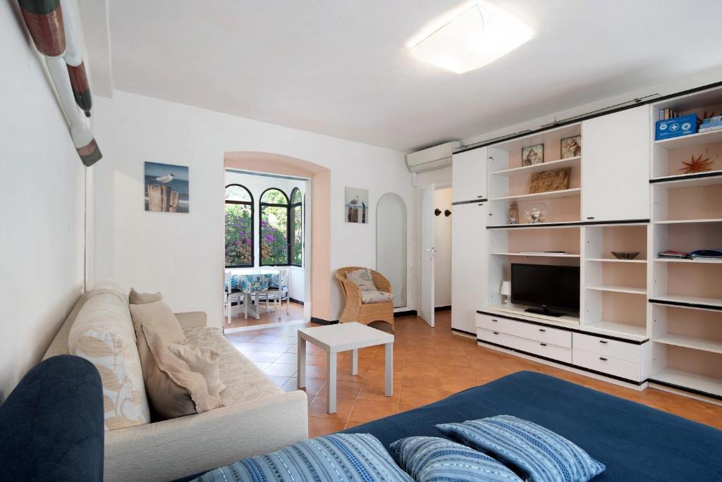 a living room with a couch and a tv at Beach Paradise - Cicerone in Levanto