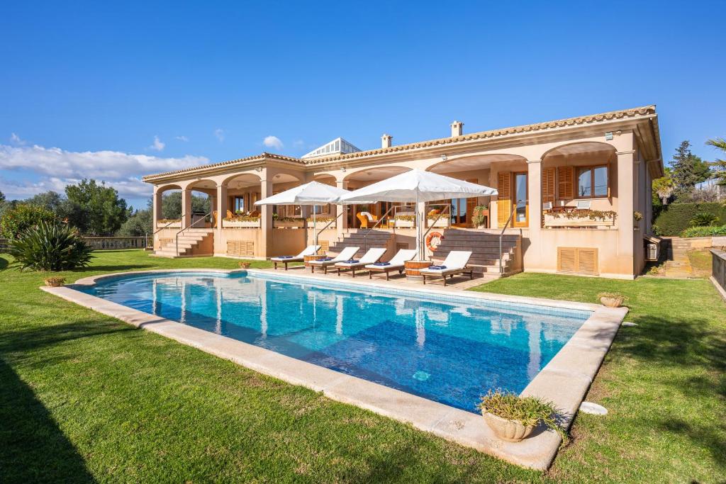 a house with a swimming pool in the yard at Vista Mar y Tierra in Marratxí 