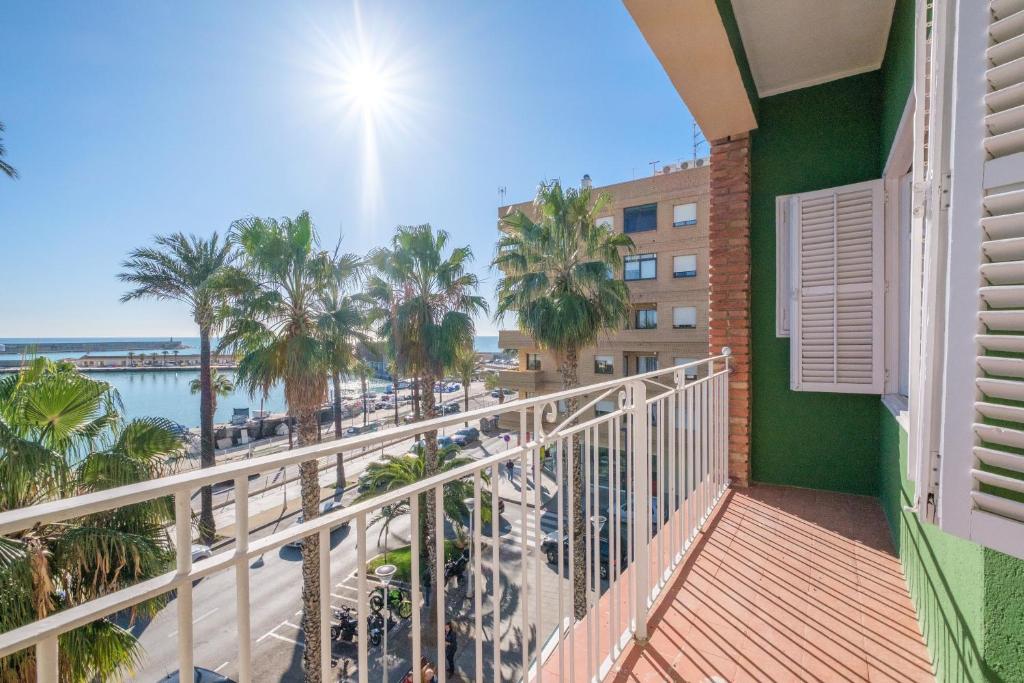 a balcony with a view of the beach and palm trees at Apartamento las Palmeras 3 in Benicarló
