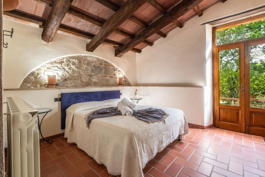 a bedroom with a bed in a room at Oleandro in Arcidosso