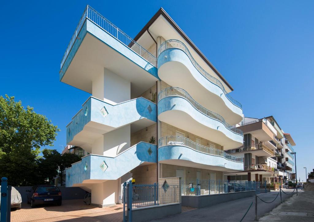 budynek ze schodami na boku w obiekcie Milano Family Suite w mieście Bellaria-Igea Marina