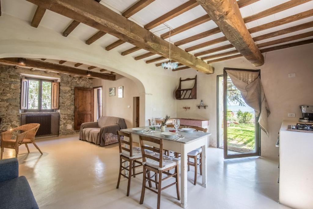 an open kitchen and living room with a table and chairs at Appartamento Gemma Verde-tavoleto in Castiglione dʼOrcia