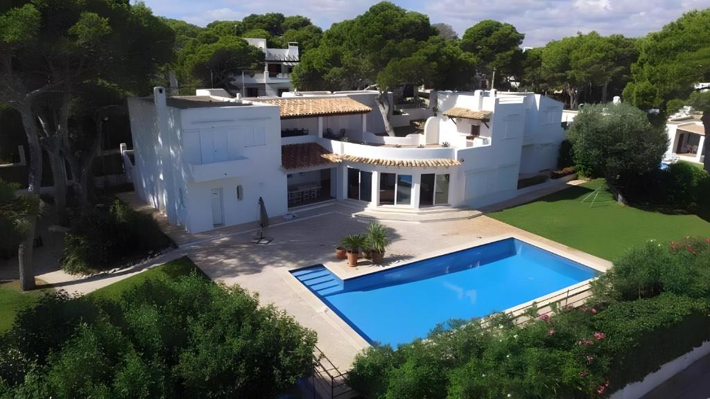 an aerial view of a house with a swimming pool at La Chamade Cala Dor in Santanyi