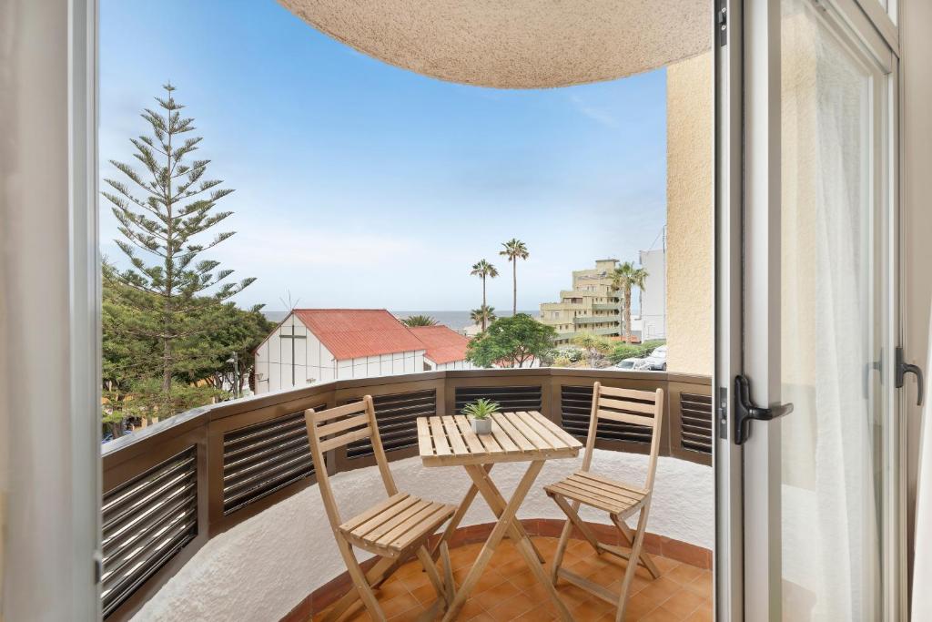 a balcony with a table and chairs on a balcony at Vivir Bajamar in Bajamar