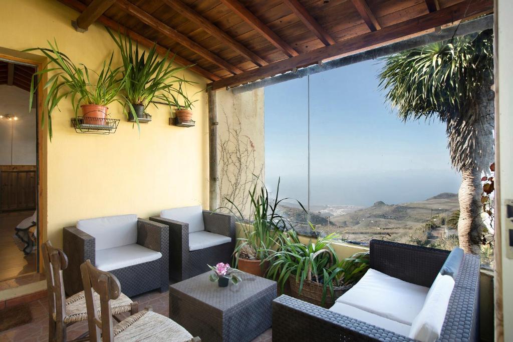 a balcony with chairs and a view of the ocean at Mirador de Domingo in Gáldar