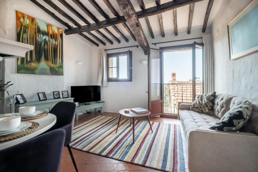 a living room with a couch and a table at Les 3 vues in Tourrettes-sur-Loup