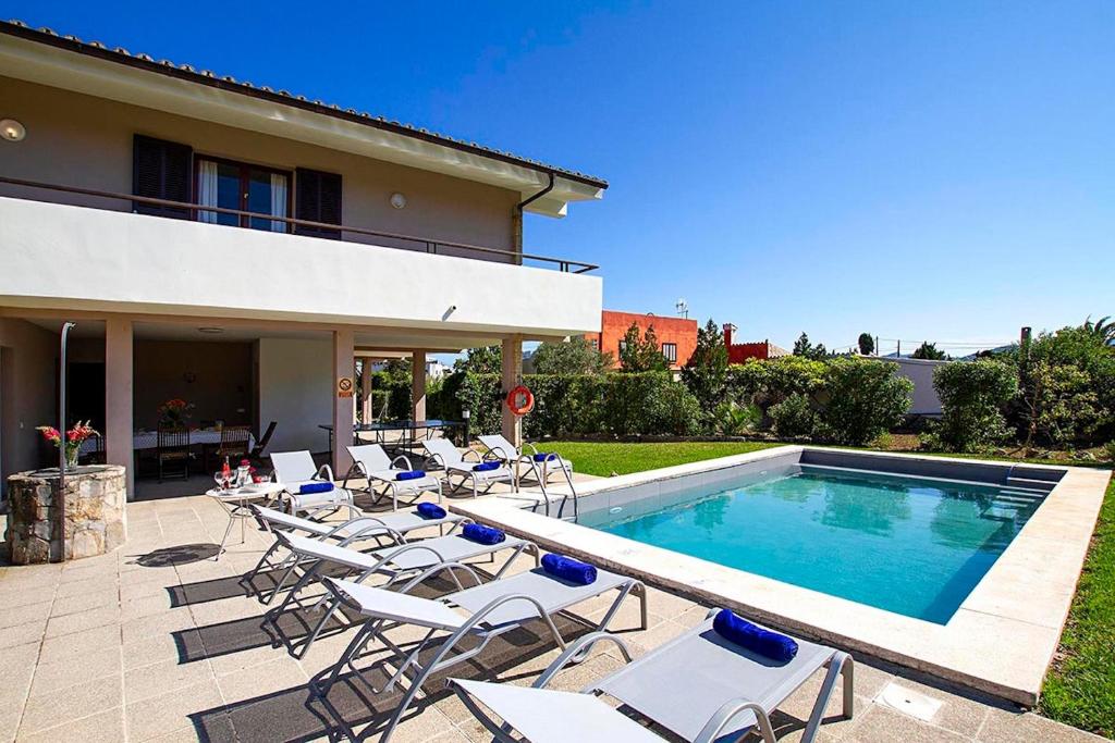 a group of chairs and a swimming pool at Villa Animeta in Port de Pollensa