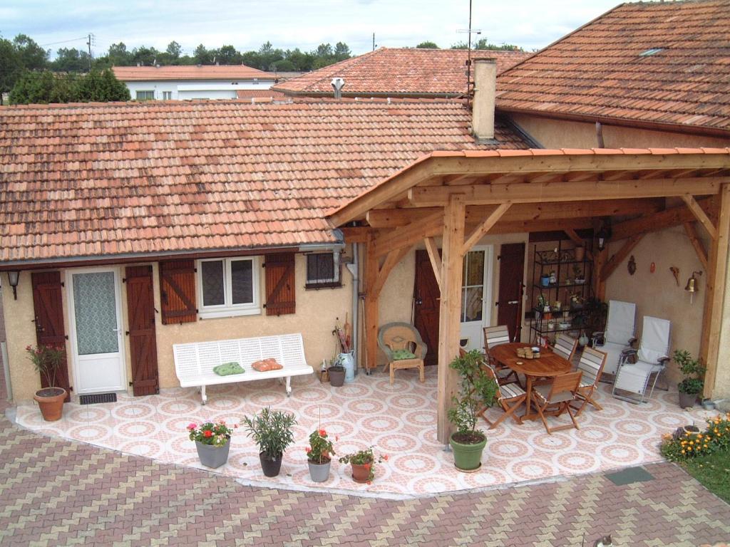 une maison avec un pavillon en bois avec une table et un banc dans l'établissement a2pasdelaforet, à Morcenx