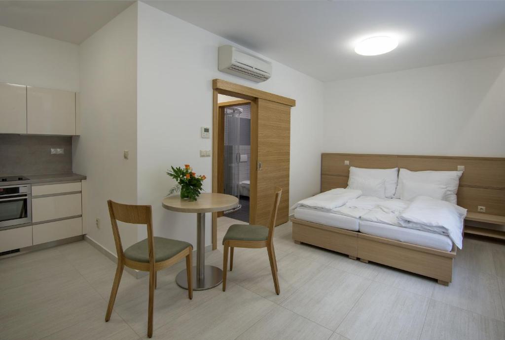Kuchyň nebo kuchyňský kout v ubytování HOTEL A RESTAURACE U STAVAŘE