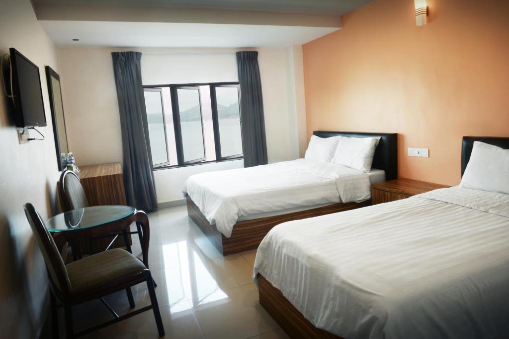 Postel nebo postele na pokoji v ubytování Brezza Hotel Lumut