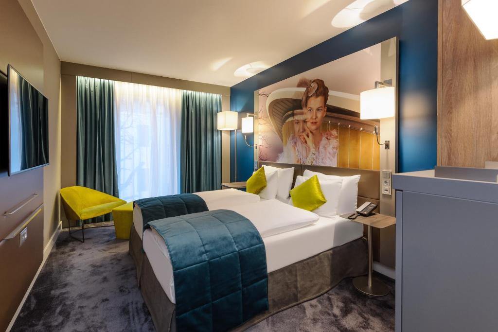 Postel nebo postele na pokoji v ubytování MERCURE Hotel Berlin Wittenbergplatz
