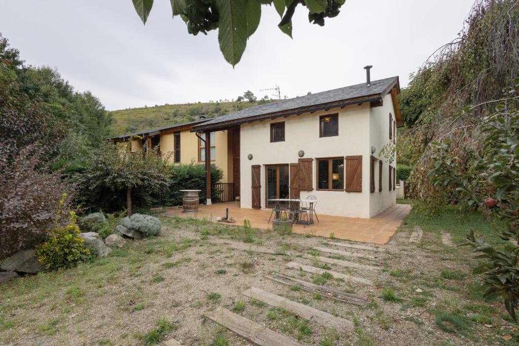 a house in the middle of a yard at Casa Independiente En Angoustrine in Angoustrine