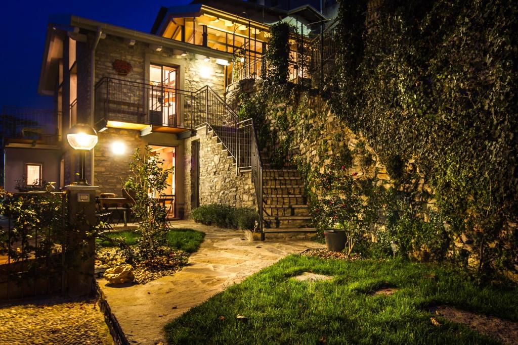 a house with an ivy covered wall with a staircase at Appartamento Panoramico Como in Blevio